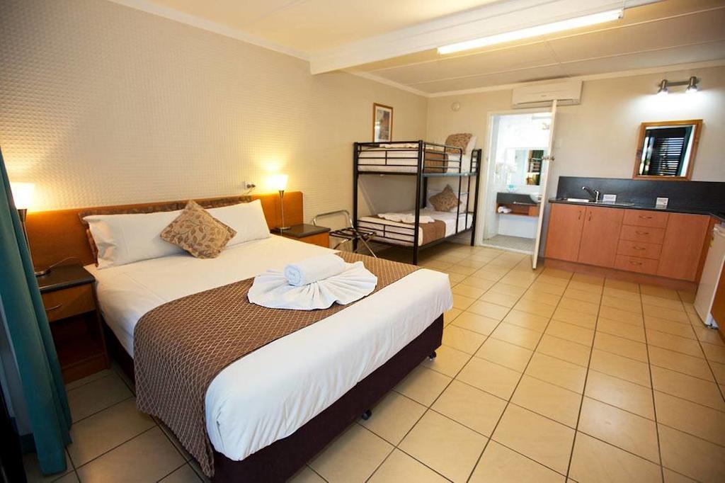 South Gladstone Motel Room photo